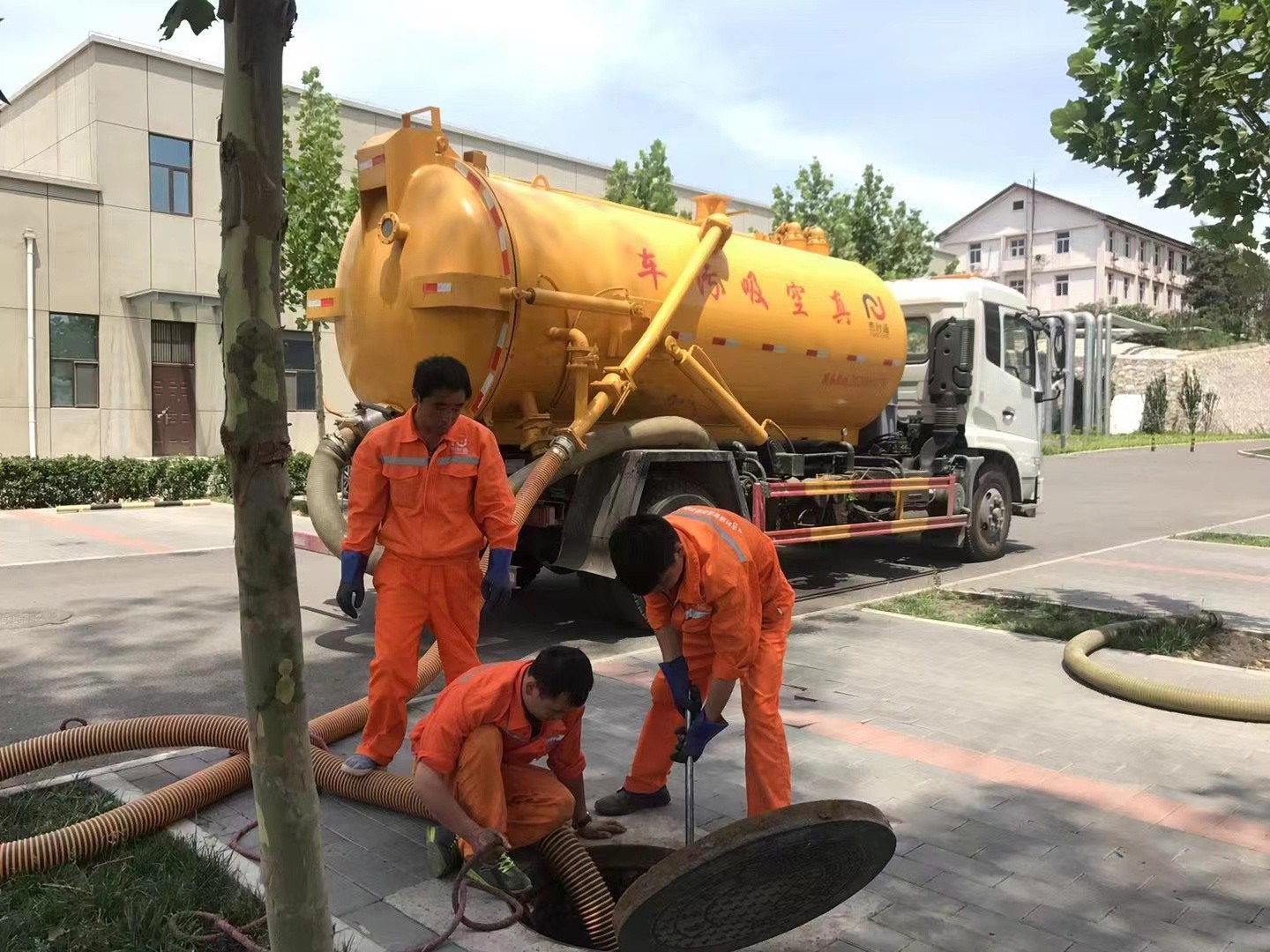 陈仓管道疏通车停在窨井附近